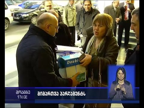 12-მა ოპოზიციური პარტია კონსტიტუციაში ცვლილებების შეტანას მოითხოვს